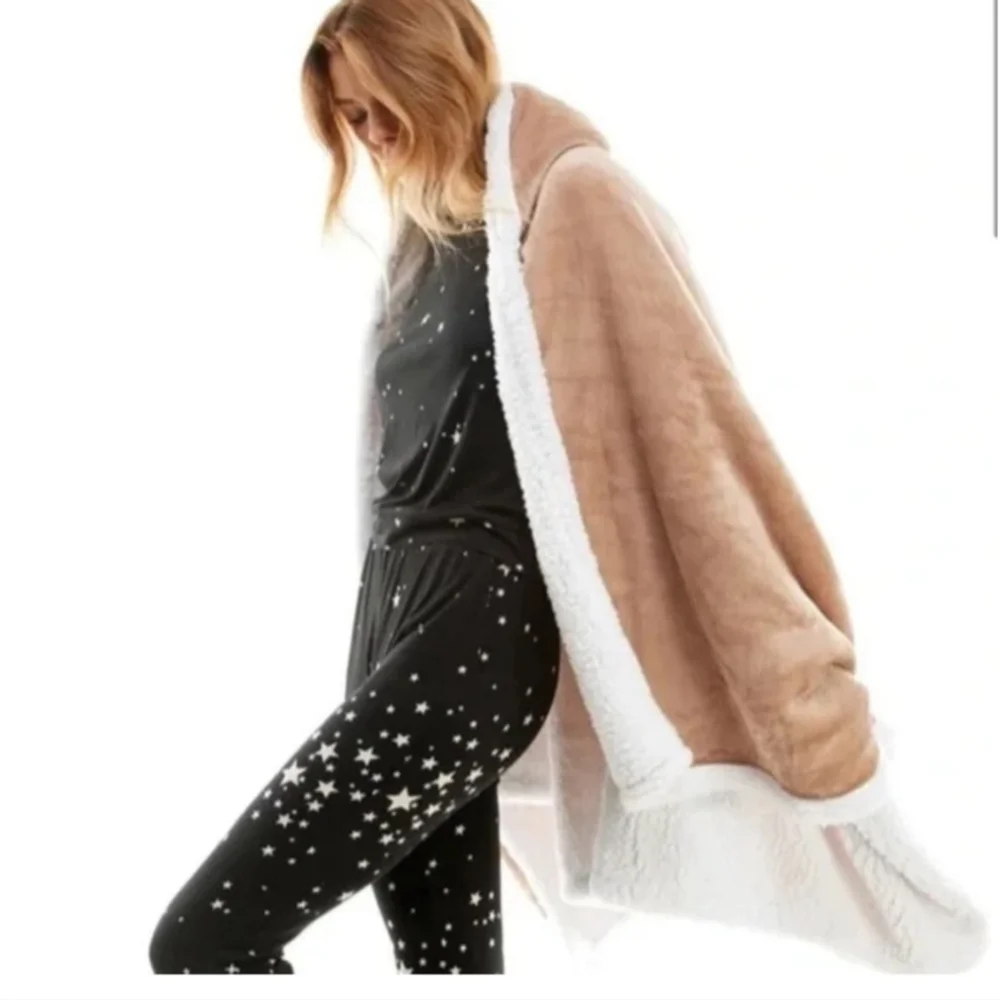 NWT Socialite Faux Sherpa Hooded Throw